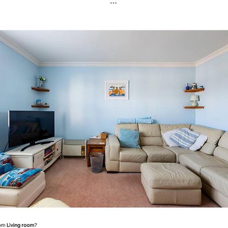 2 Bedrooms Apartment With Free Parking Лансинг Екстериор снимка